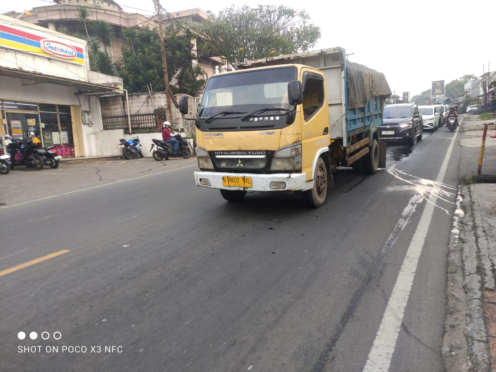 Truk sampah meresahkan warga akibat menumpahkan air berbau busuk. Fikri/Radar Bogor