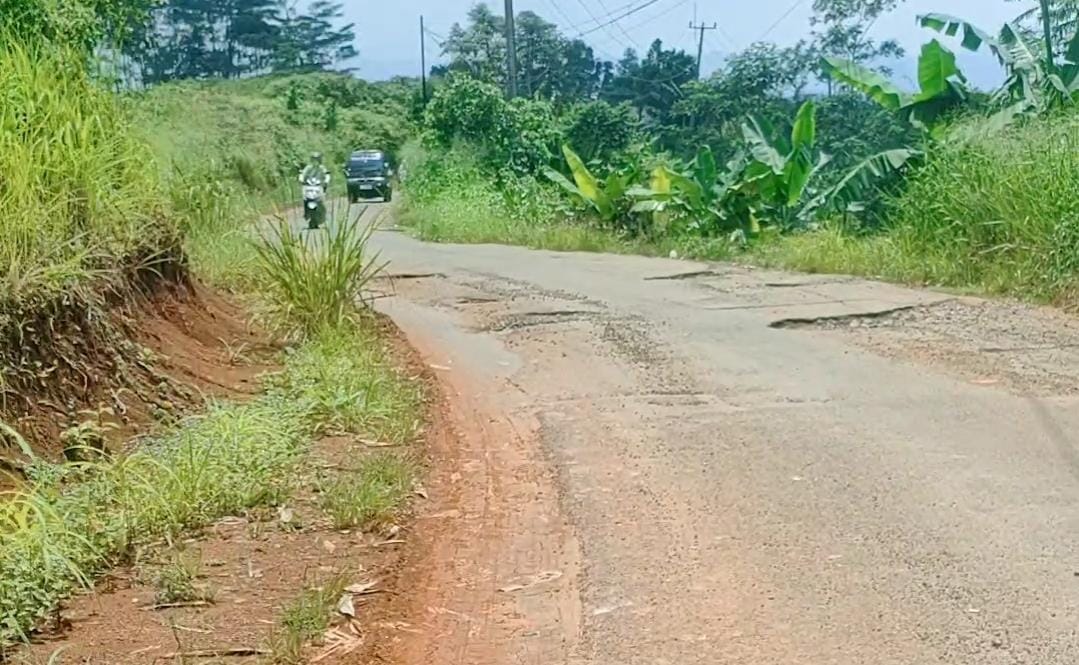 Tidak hanya jalan rusak, di Kabupaten Bogor juga masih banyak wilayah blank spot alias susah sinyal.