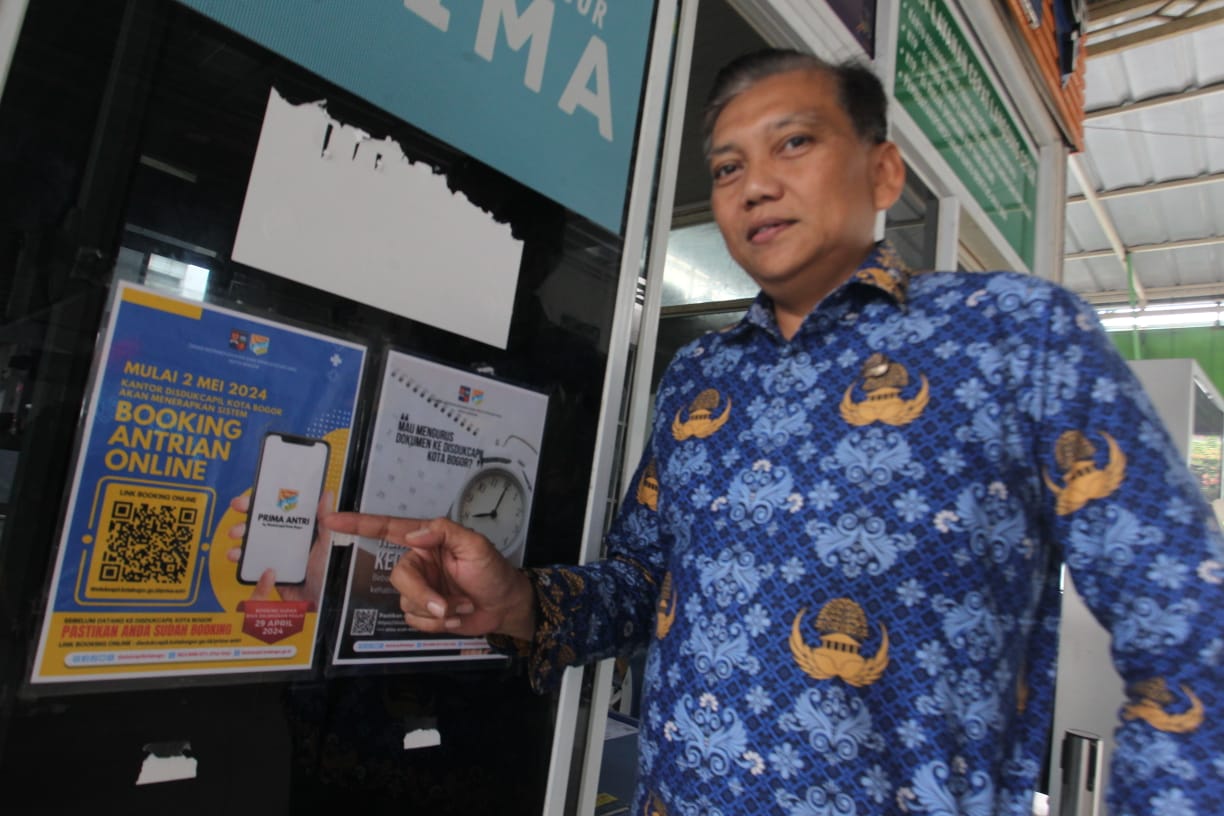 Kepala Dinas Kependudukan dan Catatan Sipil (Disdukcapil) Ganjar Gunawan memperlihatkan flyer pengumuman Aplikasi Prima Antri dikantor Disdukcapil Kota Bogor, Kamis(25/4/24). Sofyansyah/Radar Bogor
