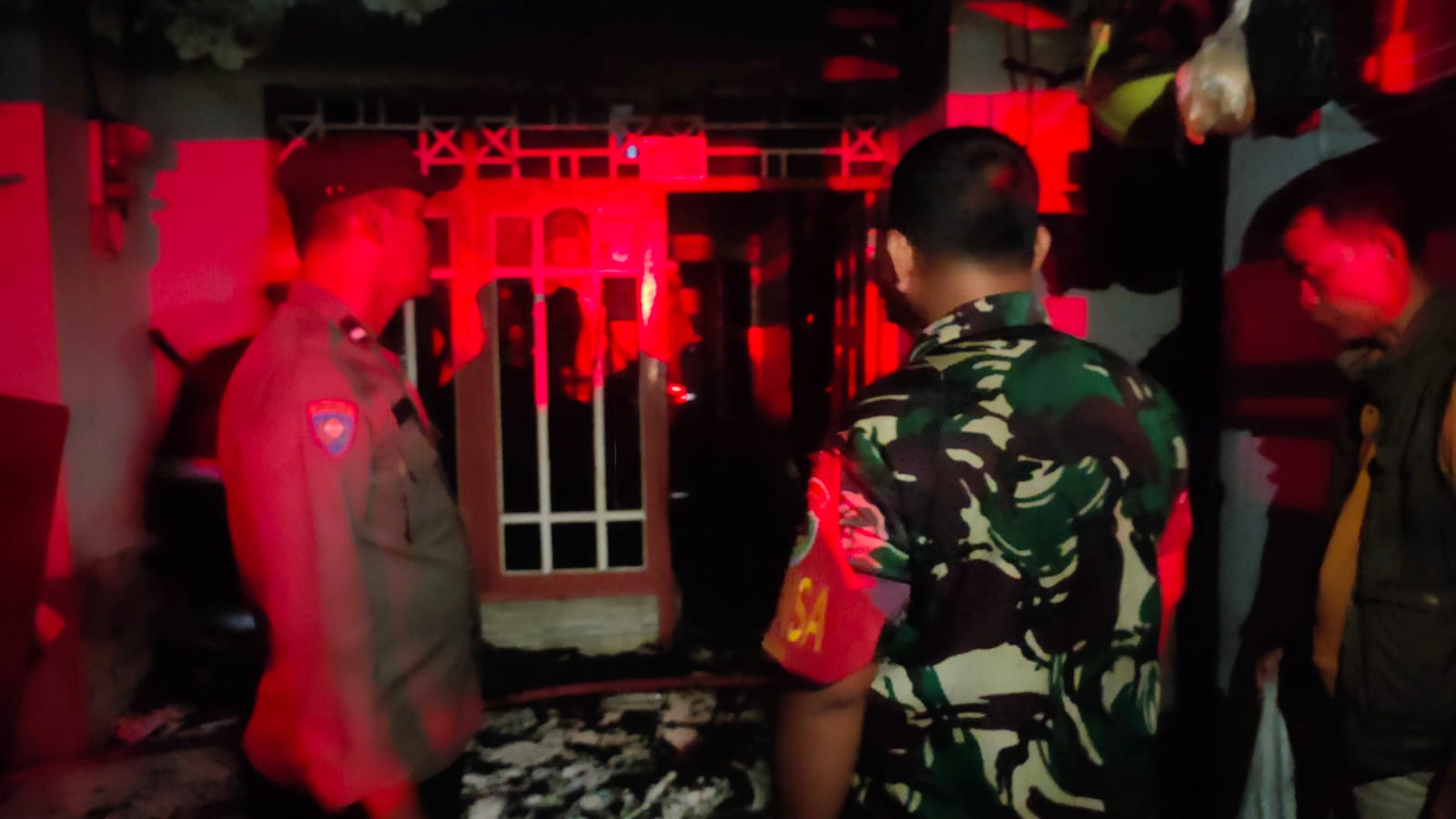 Polsek Cibinong melakukan penyidikan terkait penyebab kebakaran rumah di Pabuaran Cibinong, Kabupaten Bogor pada Rabu malam, (24/4/2024). IST