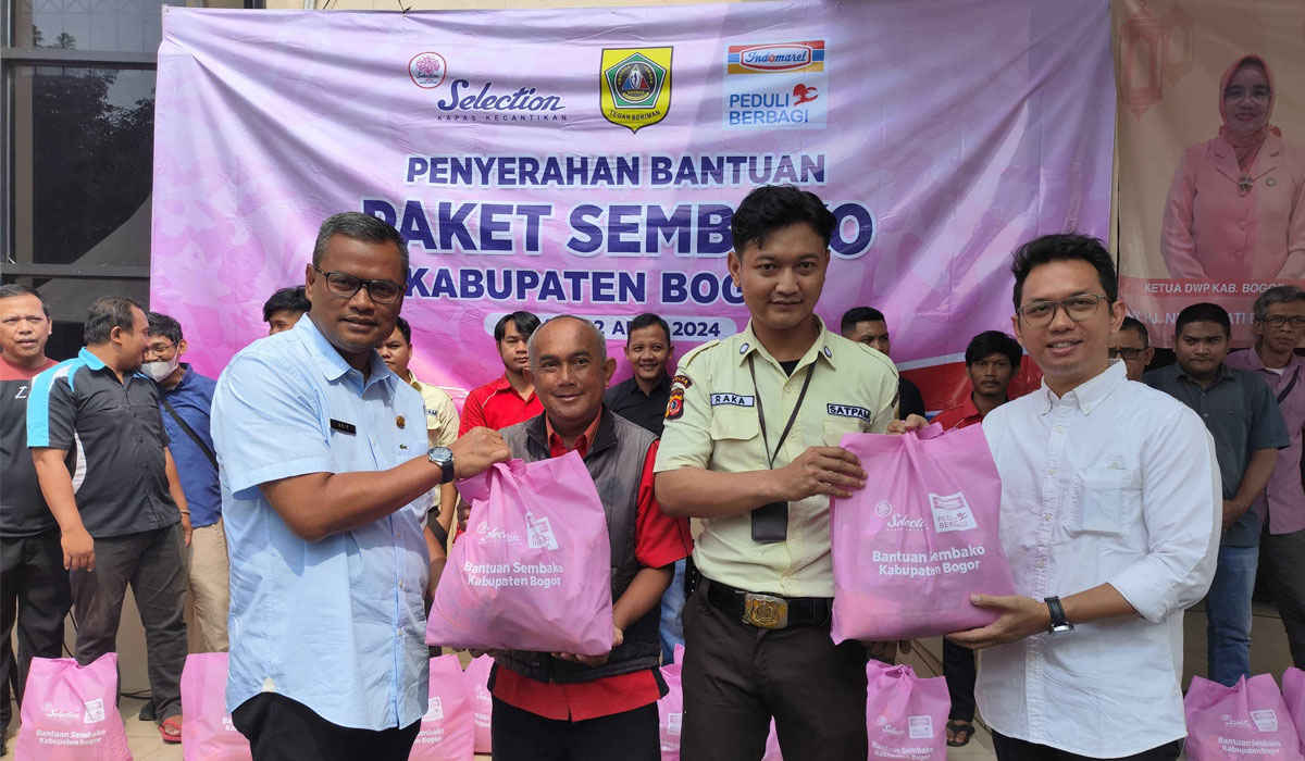 Indomaret bekerjasama dengan Kapas Selection, menyalurkan 300 paket Sembako untuk keluarga prasejahtera di Kabupaten Bogor.