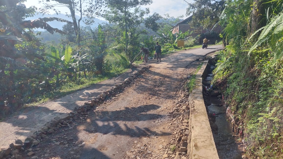 Kondisi jalan ambles di Kampung Curug Bitung, Desa Curug Bitung, Kecamatan Nanggung, Kabupaten Bogor. Rencananya, jalan itu  bakal diperbaiki bulan depan.