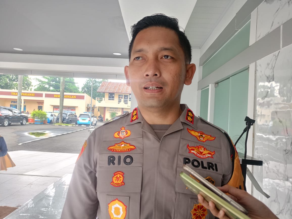 Kapolres Bogor AKBP Rio Wahyu Anggoro ketika memberikan keterangan kasus penangkapan sepasang kekasih yang menjadi kurir narkoba jenis sabu di Cileungsi, Selasa (23/4/2024). FOTO : JAENAL/RADAR BOGOR