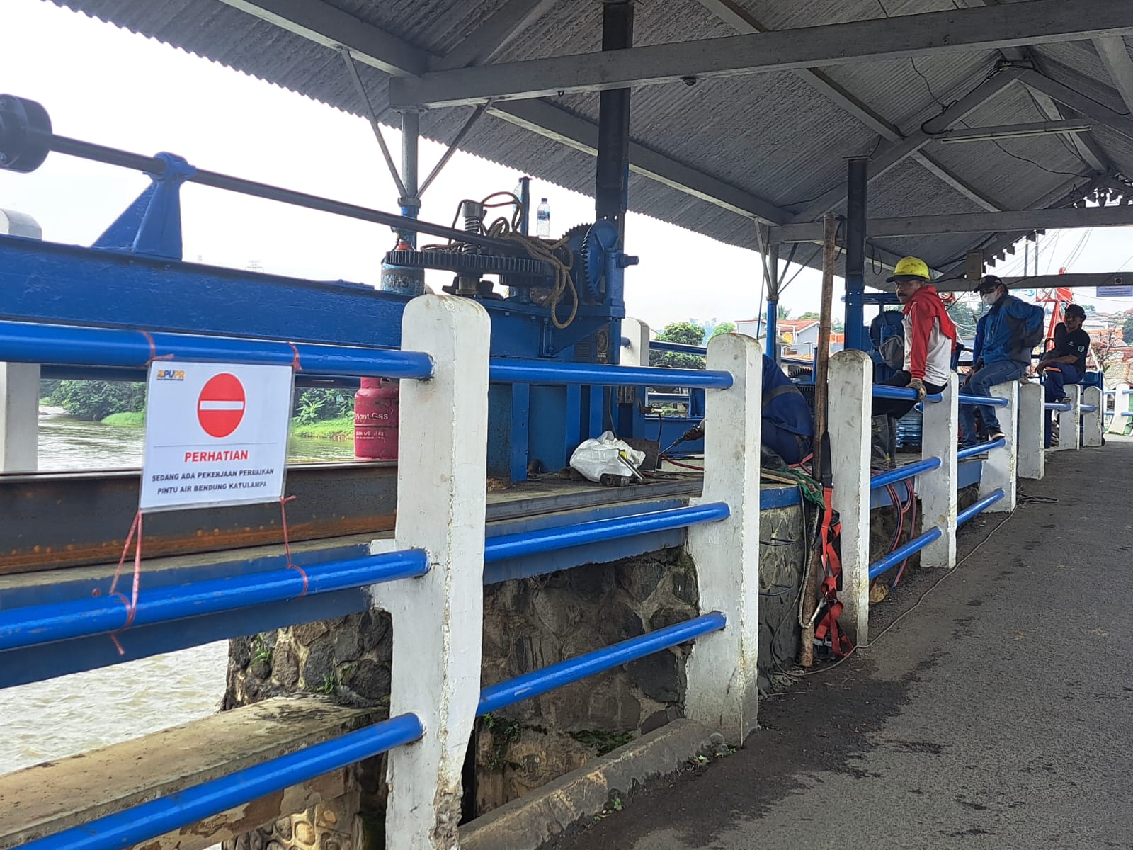 Perbaikan salah satu pintu Bendung katulampa yang rusak. FOTO : REKA/RADAR BOGOR