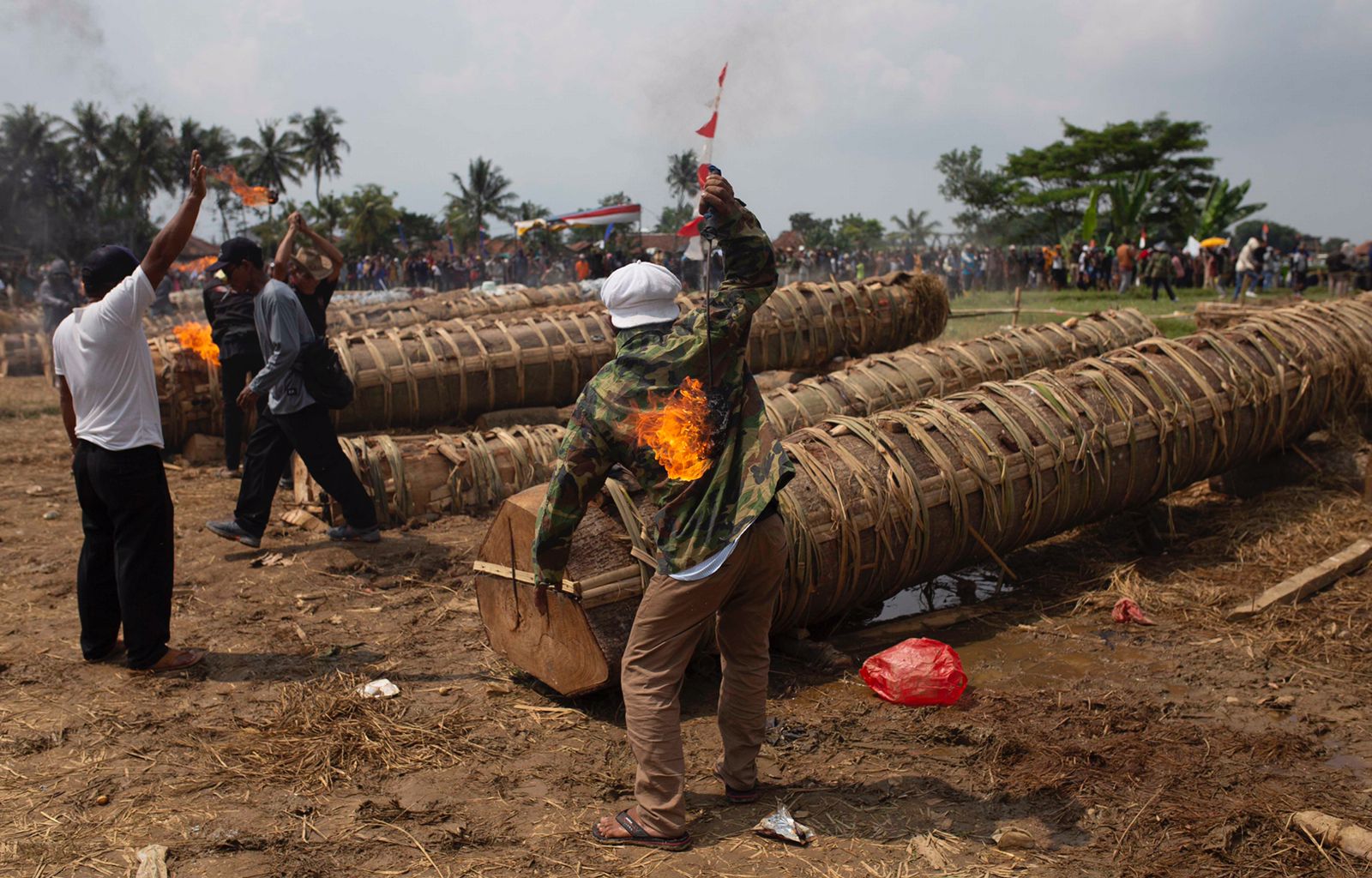 Tradisi budaya adu Kuluwung yang masih dilakukan warga Jonggol dan sekitarnya. Bahkan sampai ditonton warga dari luar Bogor, Senin (15/4/2024). FOTO : JAENAL/RADAR BOGOR