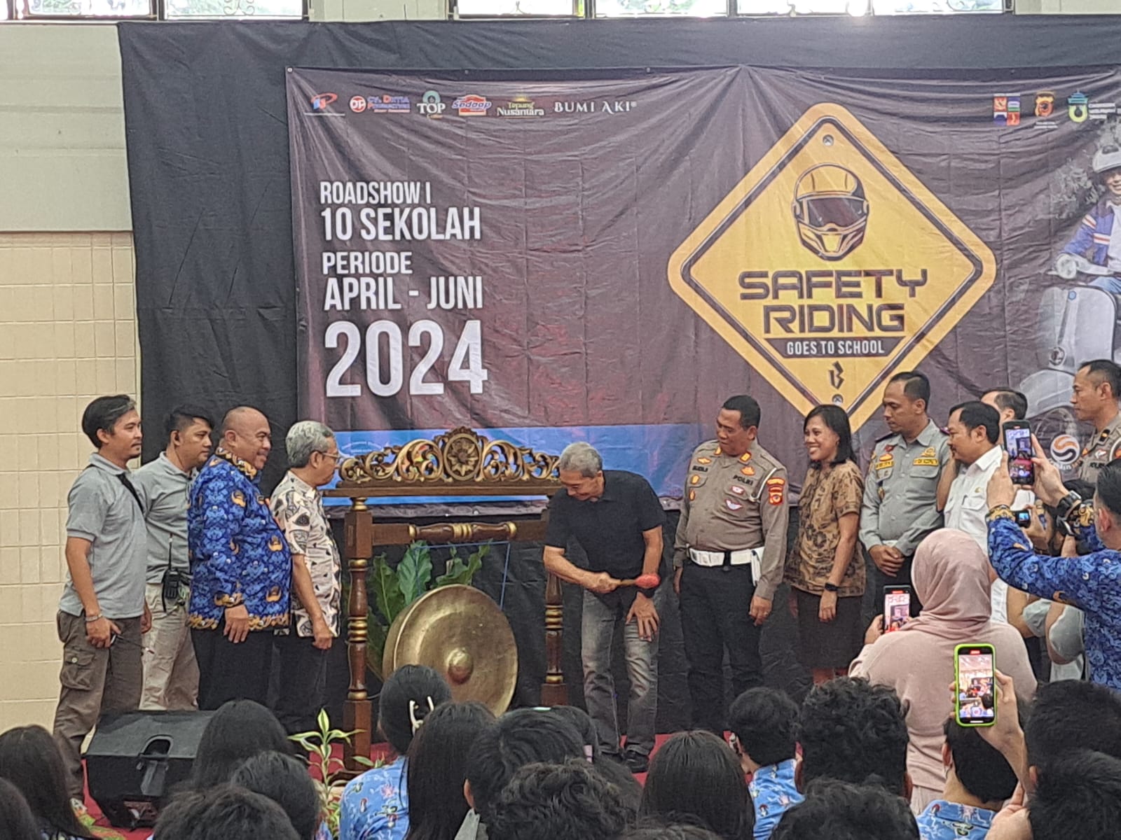 Peresmian kKegiatan edukasi pelajar soal Safety Riding yang digelar Kwarcab Premuka Kota Bogor di SMA Regina Pacis, Kecamatan Bogor Tengah pada Rabu (17/4/2024). FOTO : REKA/RADAR BOGOR