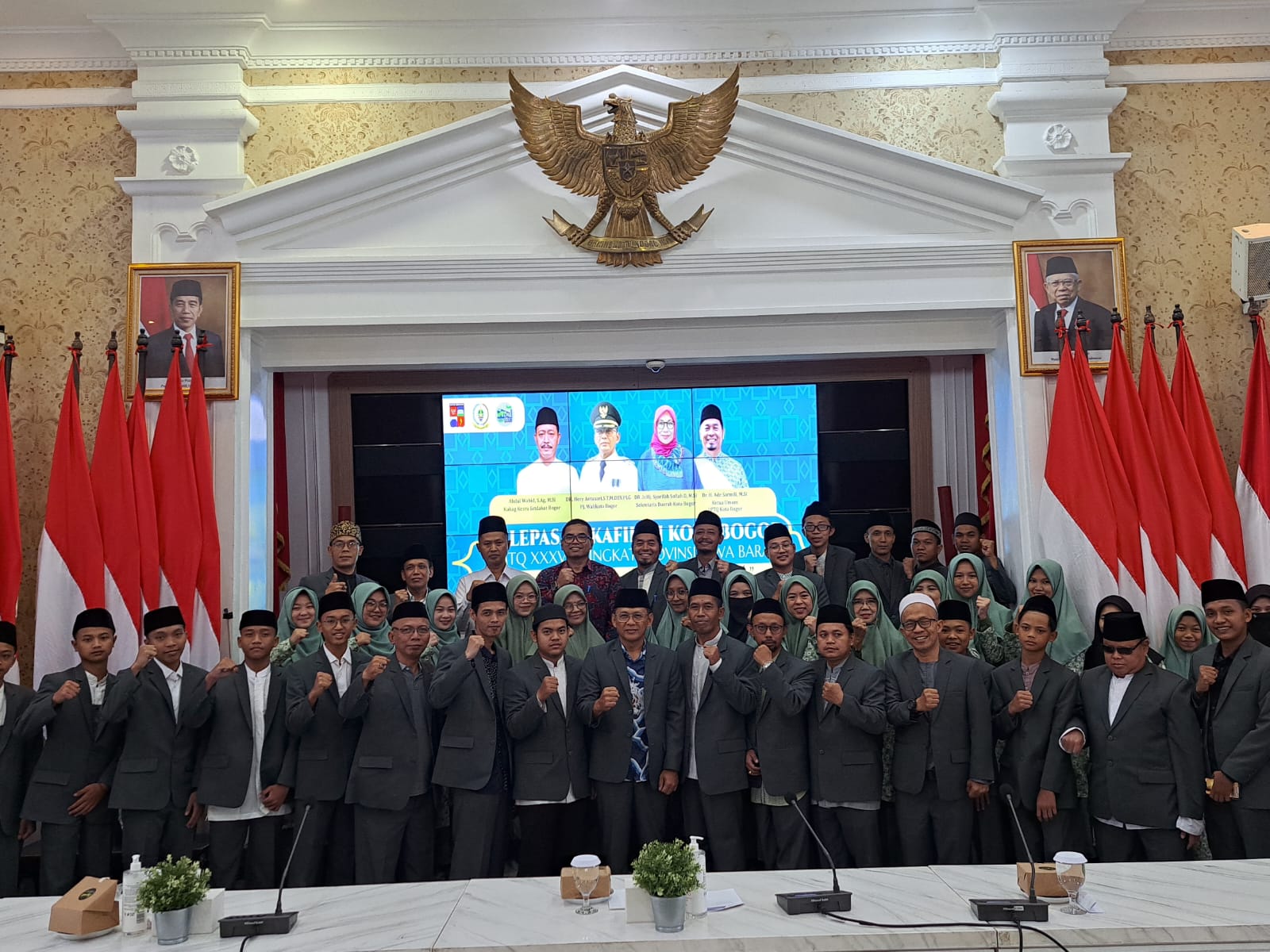 Rombongan MTQ Kota Bogor yang berjumlah 104 orang dilepas langsung oleh Pj Wali Kota Bogor, Hery Antasari di Paseban Sri Bima, Balai Kota Bogor pada Jumat (26/3/2024).