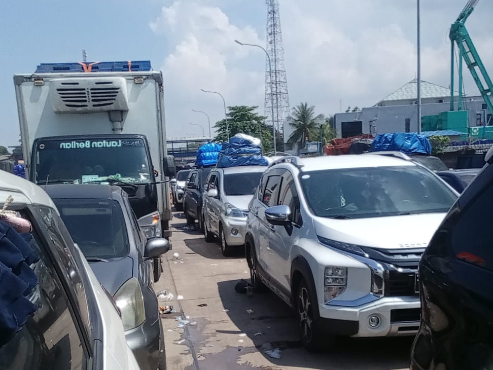 Suasana macet di pintu masuk Pelabuhan Merak Banten, Minggu (7/4/2024). Pemudik harus antre 8 jam.
