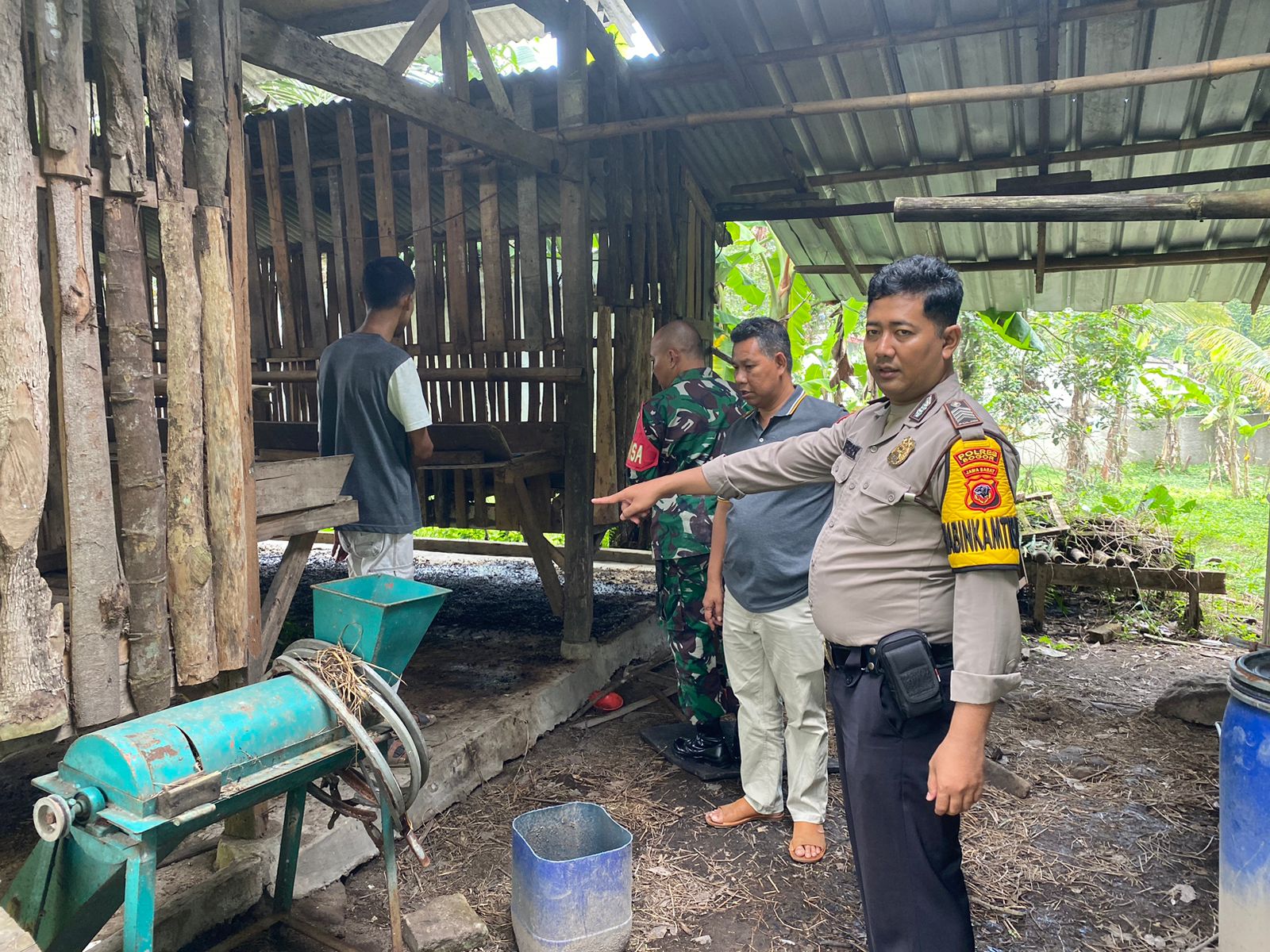 Petugas saat mendatangi lokasi maling ternak milik warga di Kampung Sinar Harapan, Desa Pagelaran, Ciomas.