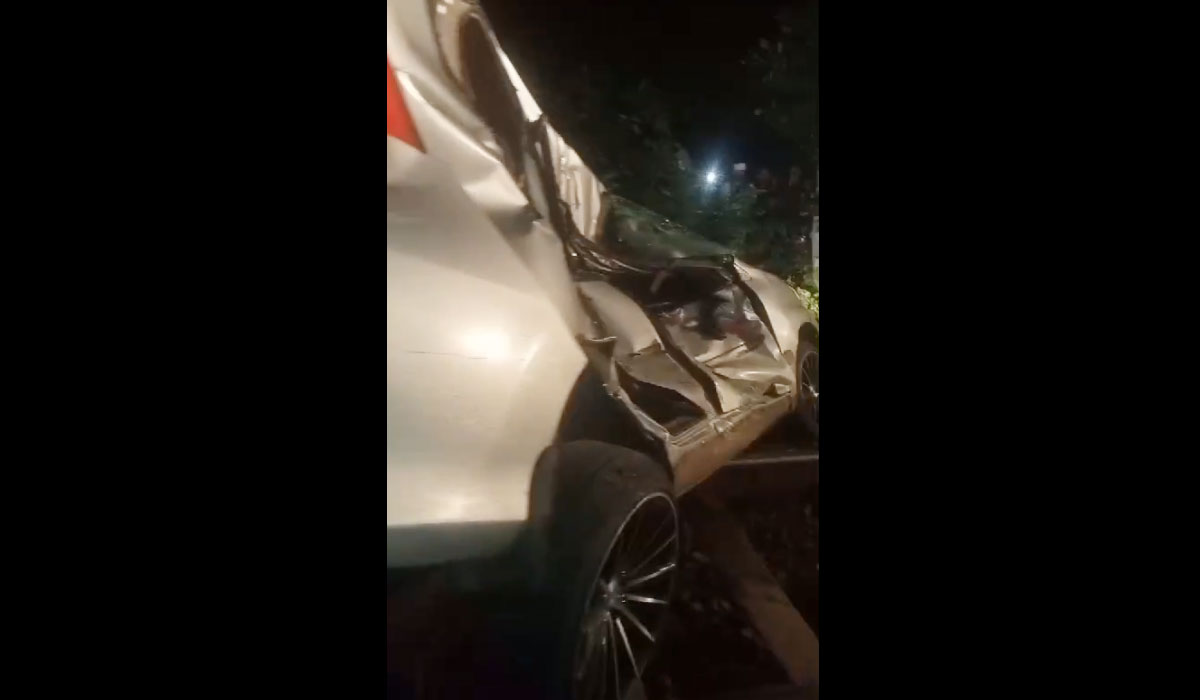 Kondisi mobil yang tertabrak KRL di Parungpanjang, Jumat (5/4/2024) malam.