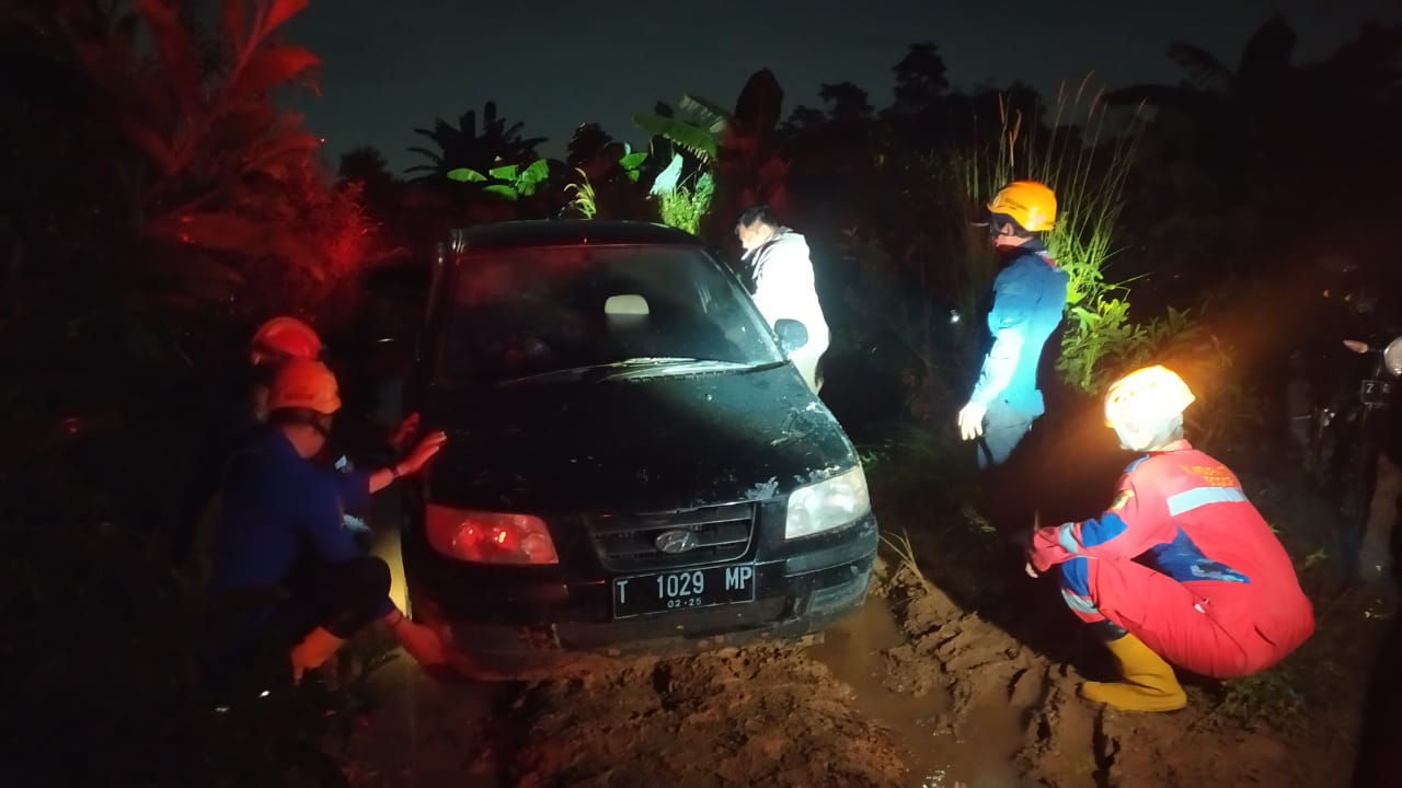 Evakuasi pengemudi mobil yang tersesat di Kampung Cipari, Desa Cikahuripan, Klapanunggal, Bogor pada Minggu (21/4/2024) malam.