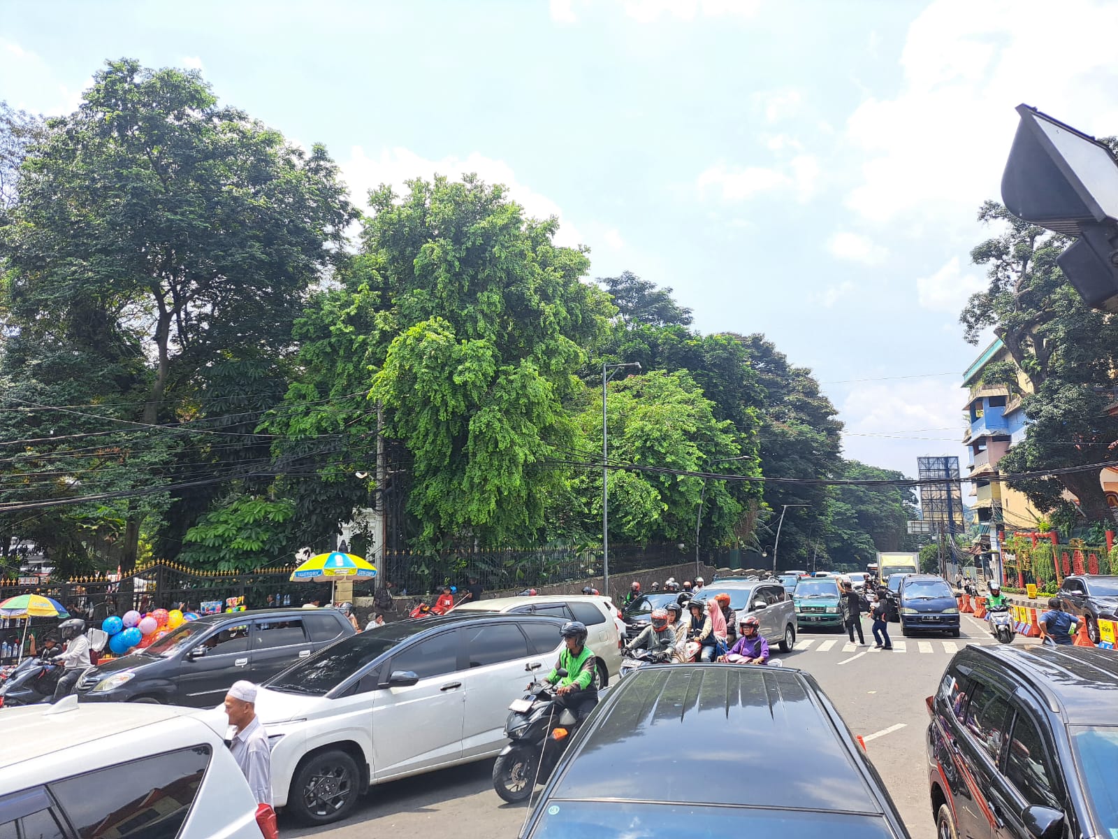 Polresta Bogot Kota mencatat ada lebih dari 20 ribu kendaraan masuk Kota Bogor pada Sabtu (13/4/2024).