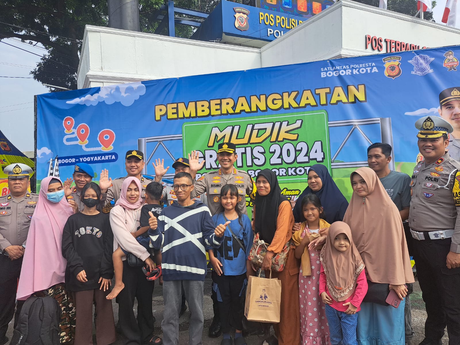 Pelepasan peserta mudik gratis oleh Jajaran Polresta Bogor Kota di Terminal Baranangsiang, Jumat (5/4/2024). Foto: Reka Faturachman
