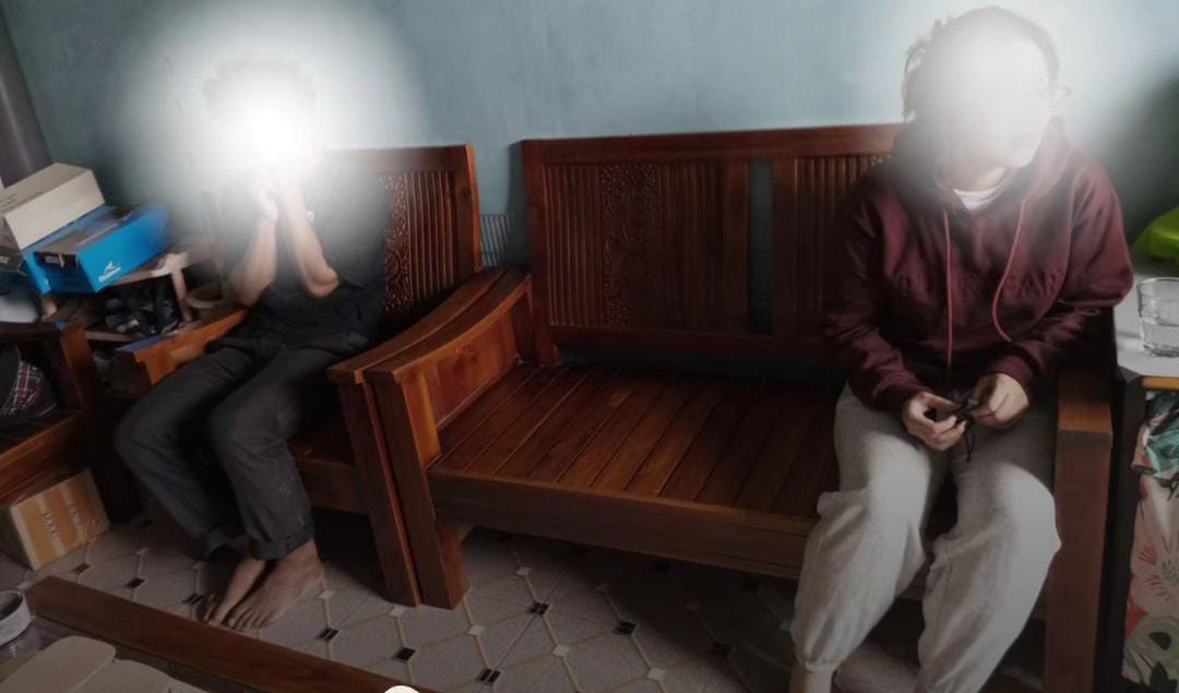Sepasang kekasih yang ditangkap Polsek Cileungsi karena kedapat jadi kurir narkoba.