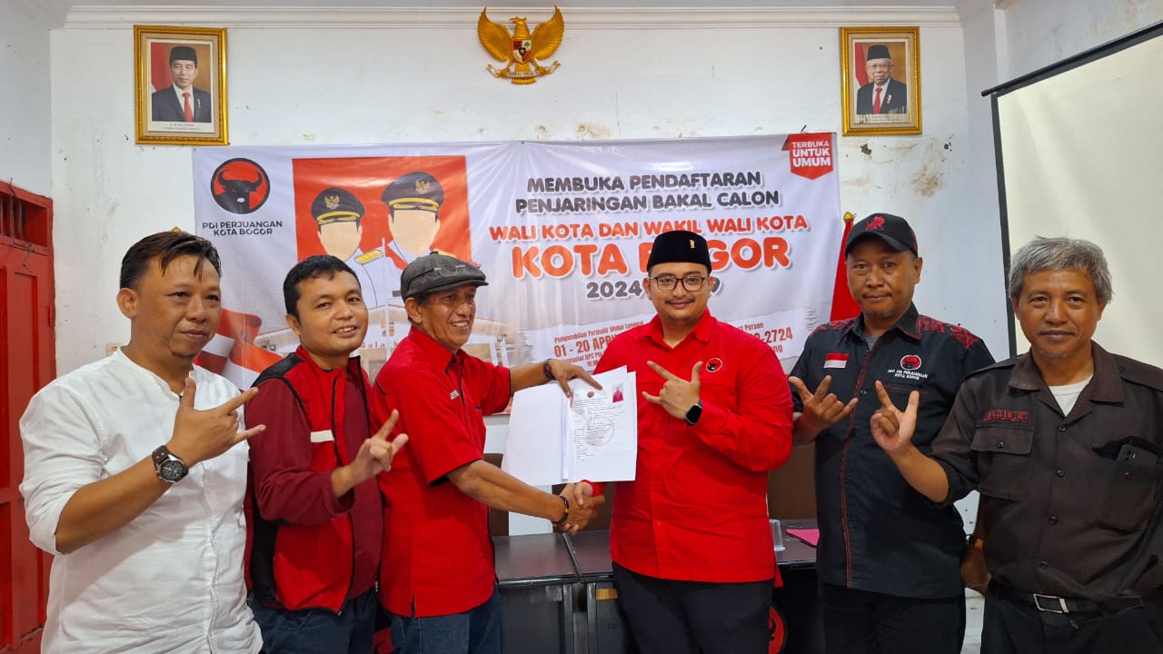 Staf Khusus Bupati Kediri Bidang Politik, Hukum, dan Pemerintahan Andrian Dimas Prakoso, mendaftarkan diri jadi Bacawalkot Bogor ke PDIP Jumat, (18/4/2024).
