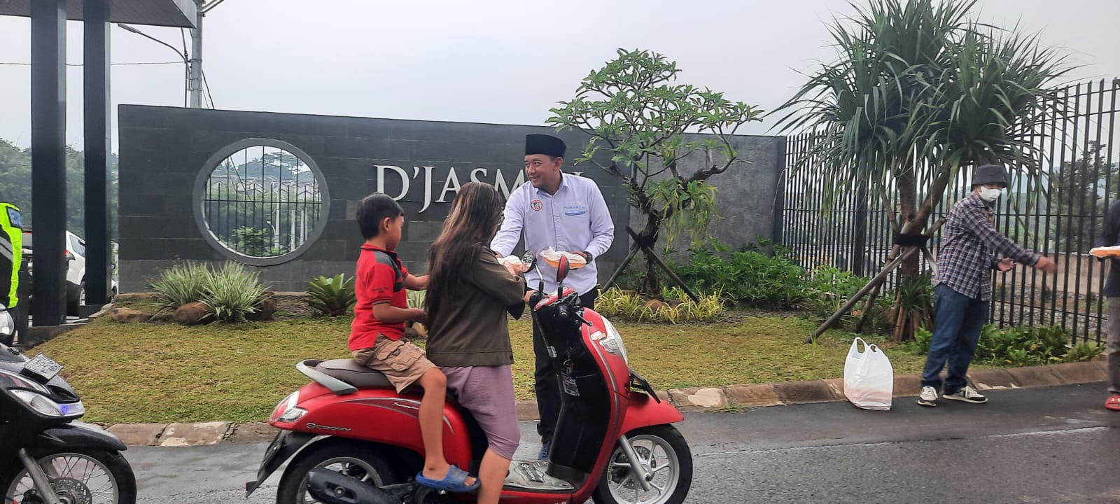 PT KAS (Kesuma Agung Selaras) kembali melakukan aksi sosial dengan membagikan takjil gratis kepada masyarakat. FOTO : OMER/RADAR BOGOR