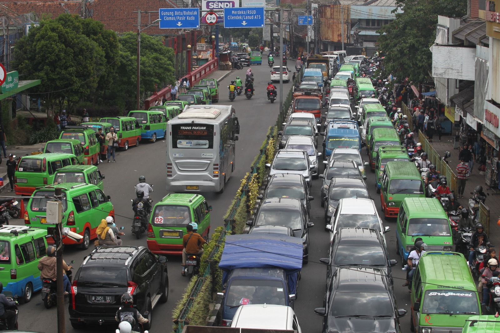 Situasi lalu lintas di Jalan Kapten Muslihat kawasan Stasiun Bogor terpantau padat merayap Minggu (14/4/2024). Satlantas Polresta Bogor Kota mencatat ada sebanyak 416.762 kendaraan yang keluar masuk Kota Bogor selama libur Lebaran 2024. FOTO : SOFYANSYAH/