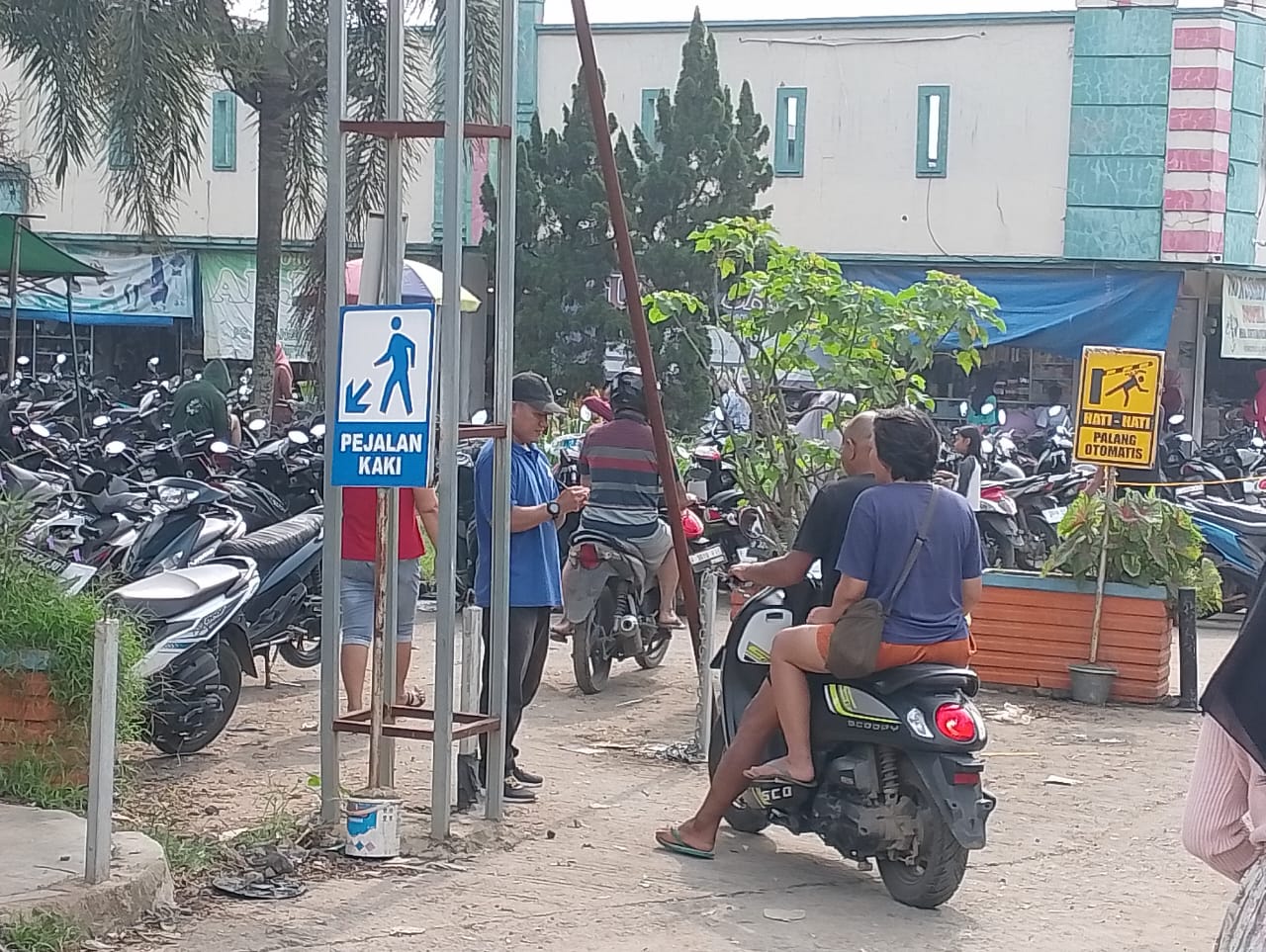 Parkir parkir Pasar Cicangkal Rumpin mendadak naik.