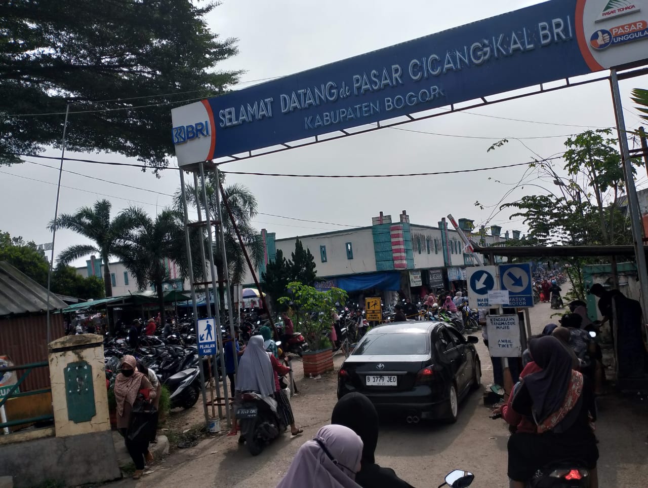 Suasana Pasar Cicangkal RUmpin
