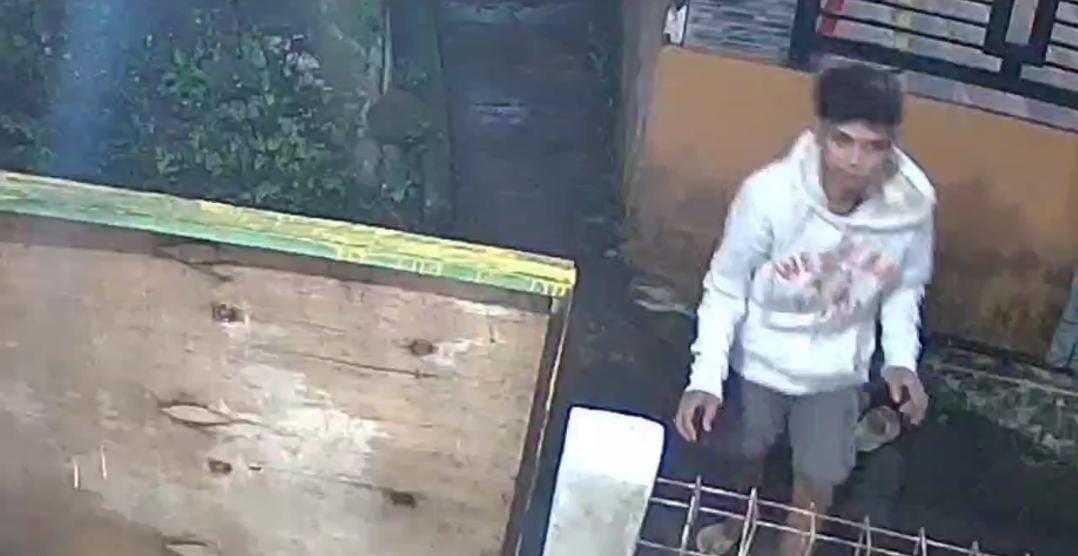 Pelaku pencurian helm dan sepatu di Kampung Cigudeg Kidul, Desa Cigudeg, Kecamatan Cigudeg, Kabupeten Bogor, terekam kamera CCTV pada Jumat (19/4/2024).
