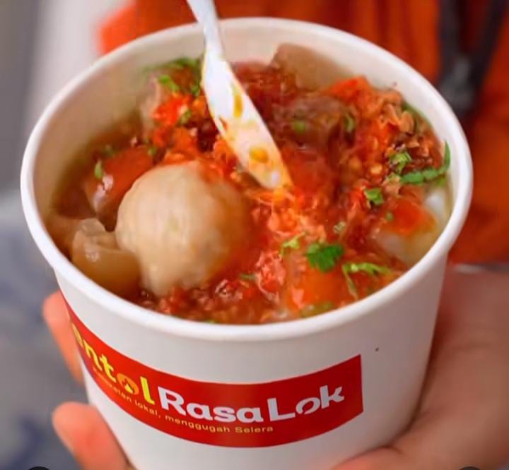 Pentol RasaLok, yang jualannya ngumpet depan swalayan di Jalan Raya Ciomas, Kabupaten Bogor.