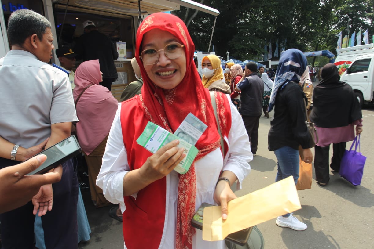 Sejumlah warga antri di mobil penukaran uang receh Bank BJB di Balai Kota Bogor. FOTO : SOFYANSYAH/RADAR BOGOR