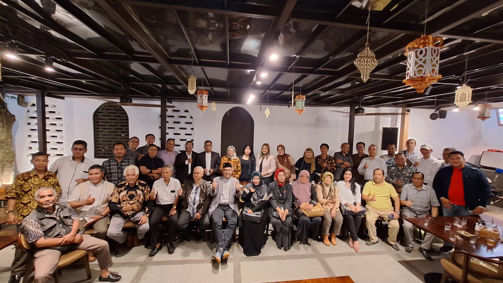 DPC Peradi Kota Bogor mengadakan kegiatan buka puasa bersama di Clovey Kitchen Bogor, Kota Bogor, pada Senin (2/4/2024). FOTO : DEDE/RADAR BOGOR