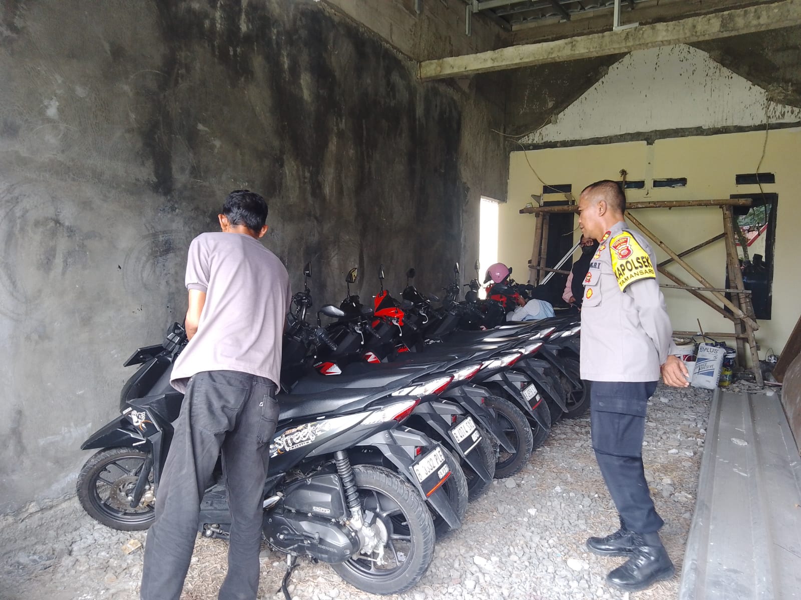 Polsek Tamansari membuka tempat penitipan motor gratis bagi pemudik.