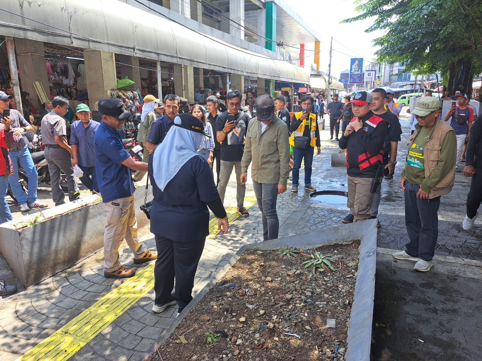 Wali Kota Bogor bersama Kepala Disperumkim meninjau pot di Trotoar Pasar Kebon Kembang. FOTO : REKA/RADAR BOGOR