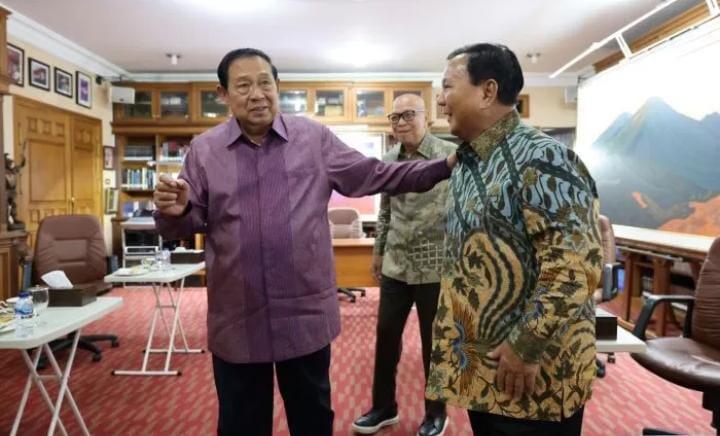 Prabowo Subianto mengunjungi kediaman Presiden ke-6 RI Susilo Bambang Yudhoyono (SBY) di Cikeas, Bogor, Jawa Barat, Jumat (12/4/2024).