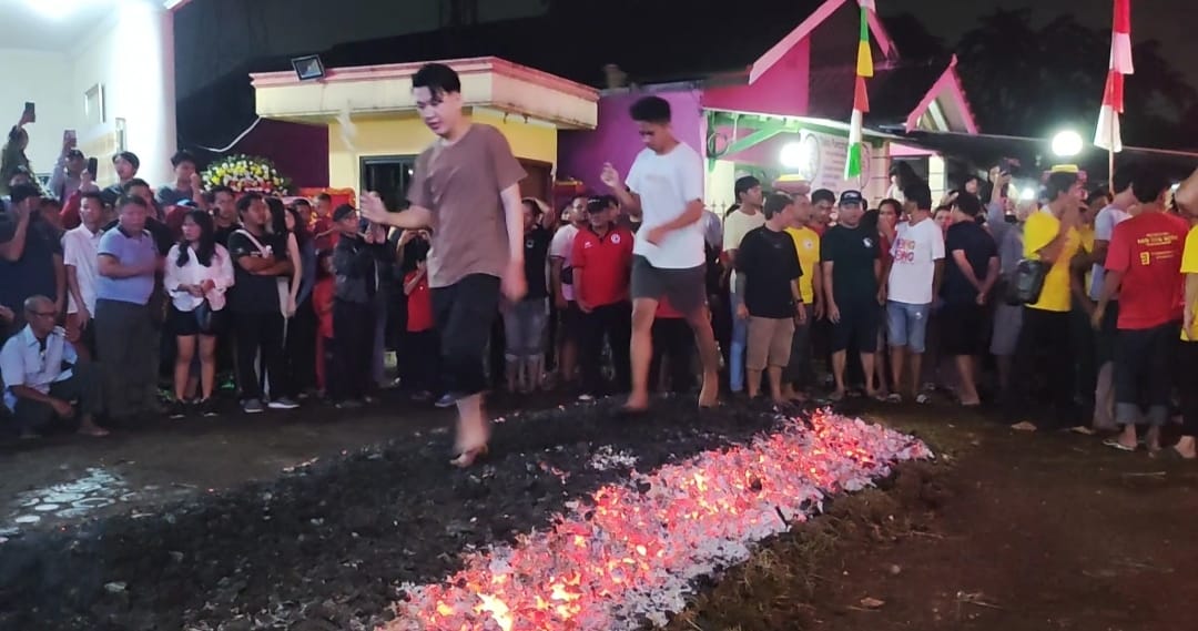 Rayakan ulah tahun Dewa Han Tan Kong, masyarakat etnis Tionghoa menggelar ritual injak bara di Klenteng Han Tan Kong, Cileungsi, Kamis (25/4/2024).