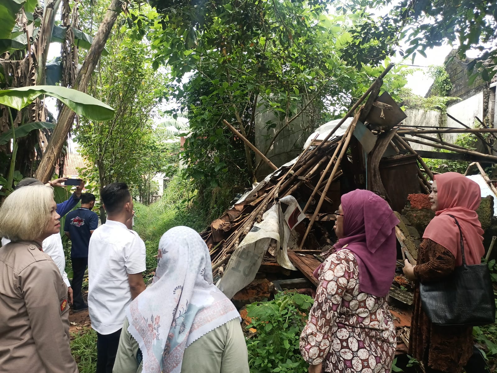 Muspika Kecamatan Tajurhalang mendatangi lokasi rumah lansia yang ambruk, FOTO : ARIFAL/RADAR BOGOR