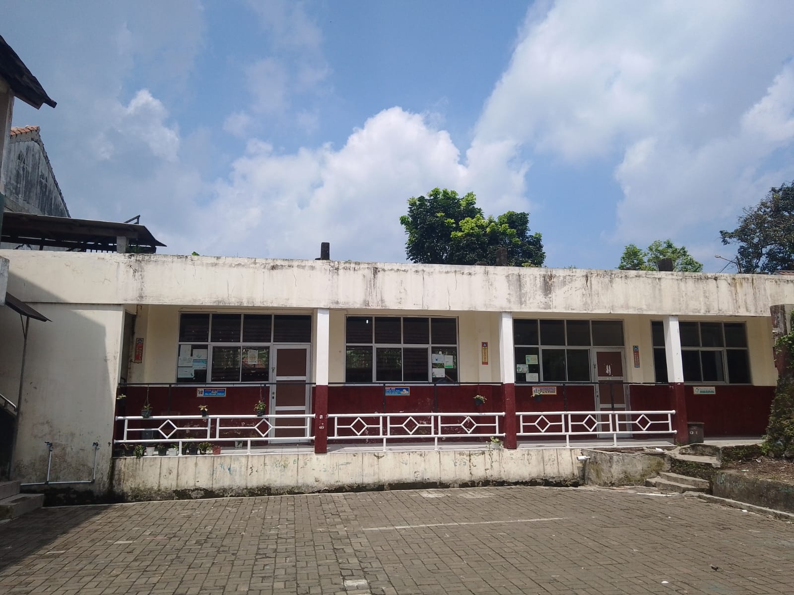 Bangunan sekolah rusak di Kecamatan Tamansari, Kabupaten Bogor. Pemkab Bogor manganggarkan Rp1,7 triliun untuk perbaikan sarpras sekolah.