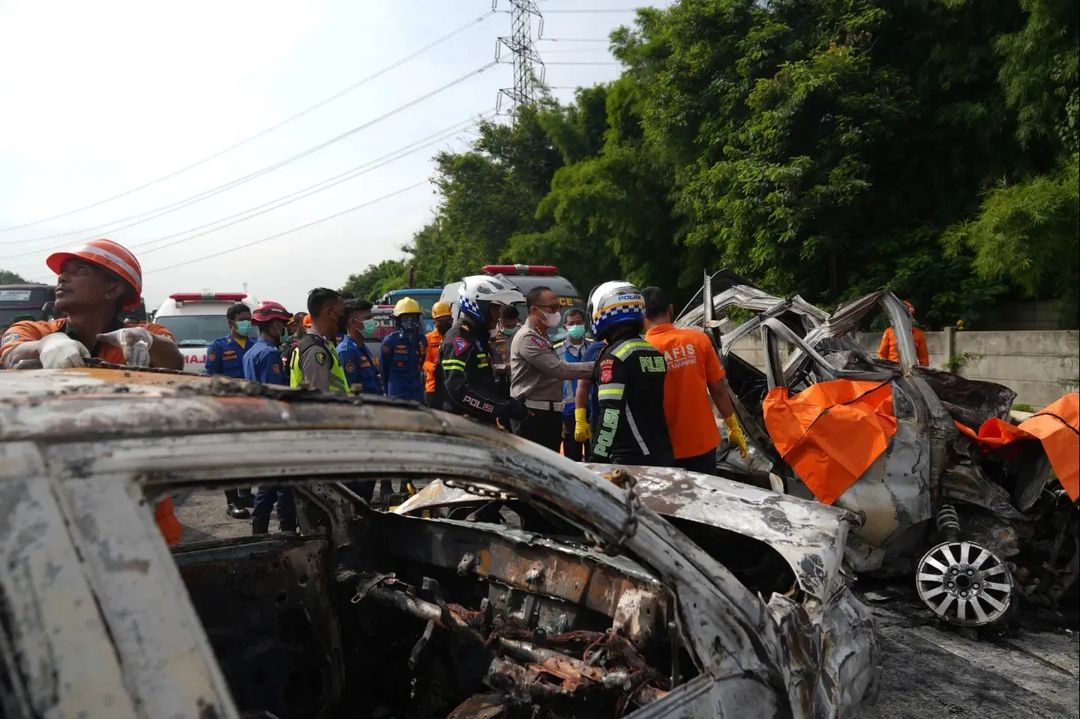 Piha kepolisian mengevakuasi jenazah kecelakaa tol Jakarta-Cikampek, Senin (8/4). (IG Korlantas Polri)