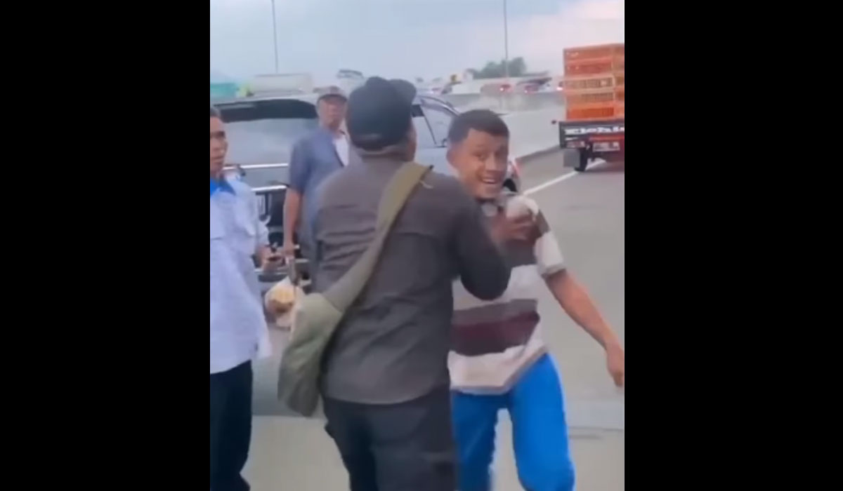 Tangkapan layar vide sopir bus jurusan Pelabuhan Ratu tujuan Bogor tarlibat cekcok dengan pengemudi mobil di Exit Tol Cigombong pada Sabtu (20/4/2024).