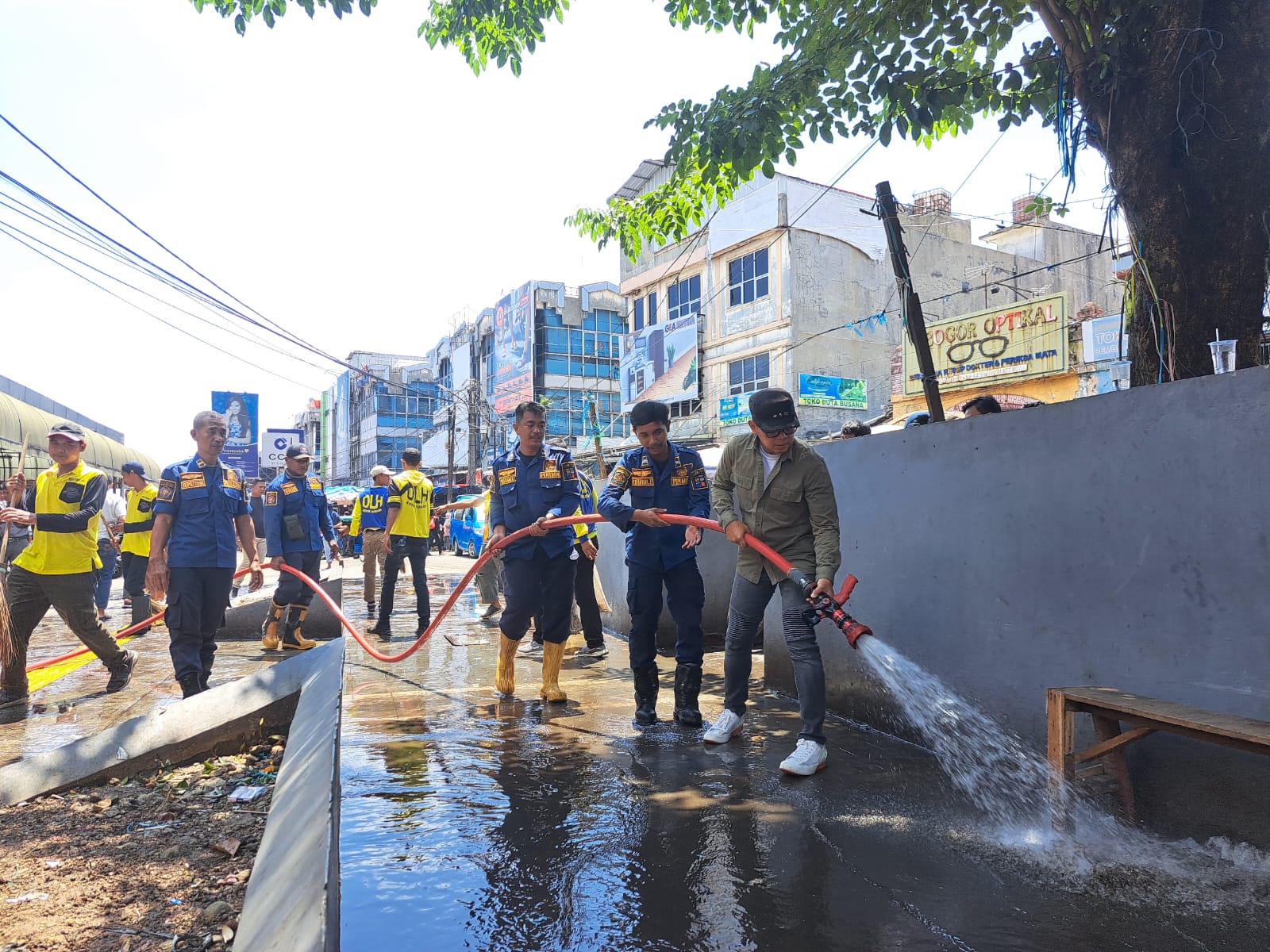 Bima Arya menyemprot trotoar Pasar Kebon Kembang yang kumuh akibat lapak PKL. FOTO : REKA/RADAR BOGOR