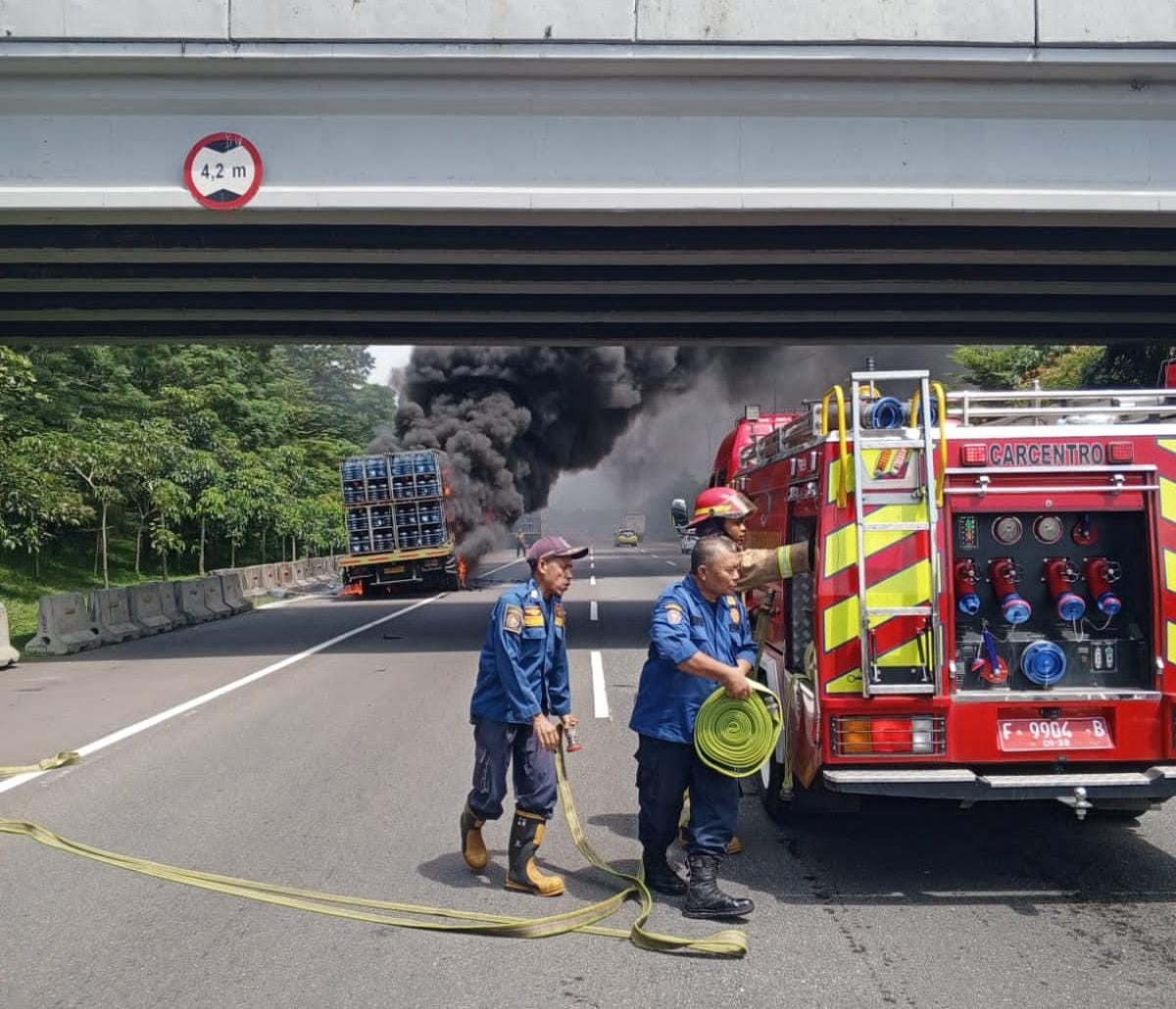 Truk pengangkut galon Aqua terbakar saat melintas di Tol Jagorawi KM 41+600 arah Ciawi, Kota Bogor, pada Sabtu (20/4/2024) siang.