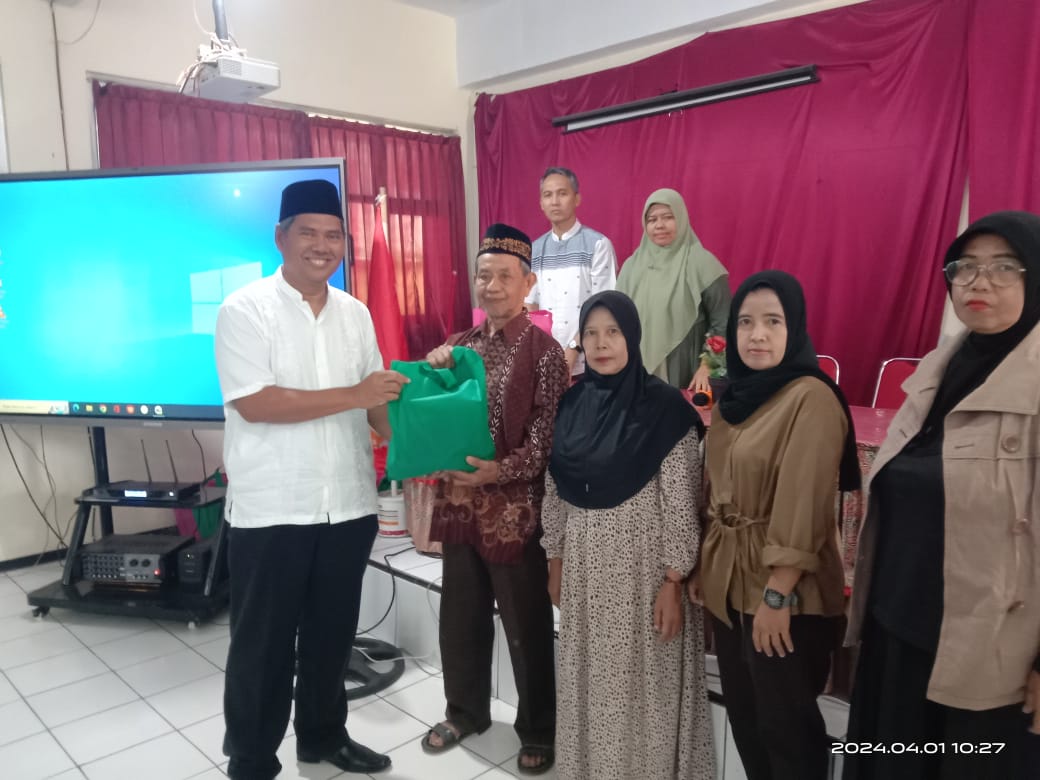 SMPN 1 Cigombong berbagi dengan warga sekolah.