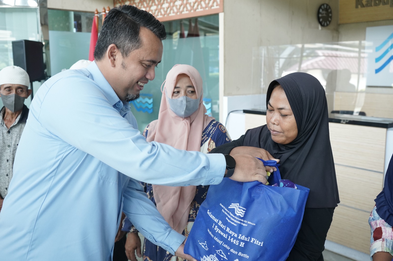 Perumda Tirta Kahuripan Kabupaten Bogor, membagikan sebanyak 1.094 paket bingkisan menjelang Hari Raya Idul Fitri.