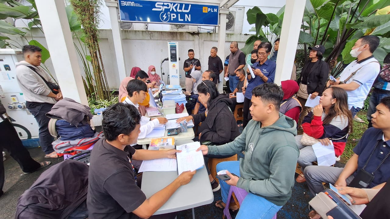 Antrean layanan SIM Keliling di Balaikota Bogor, Selasa (2/4/2024). Dede/Radar Bogor