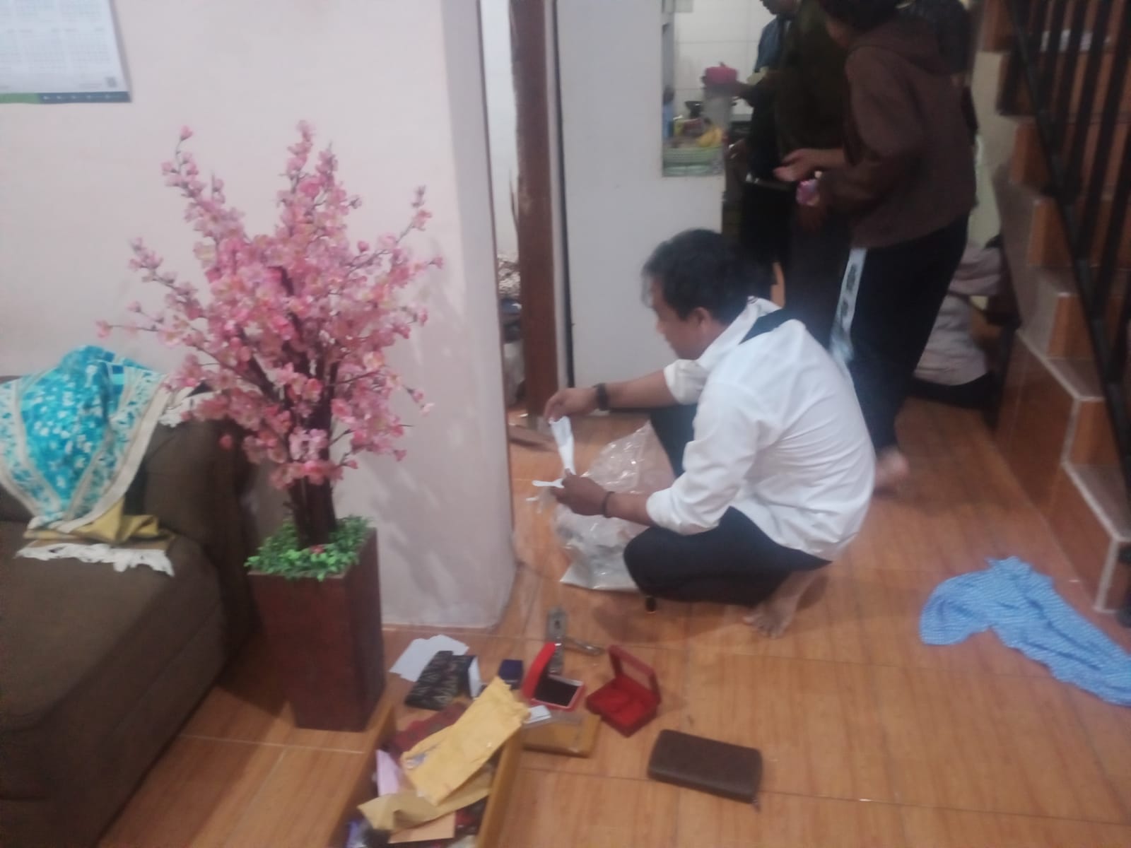 Olah TKP di rumah warga yang dibobol maling. IST