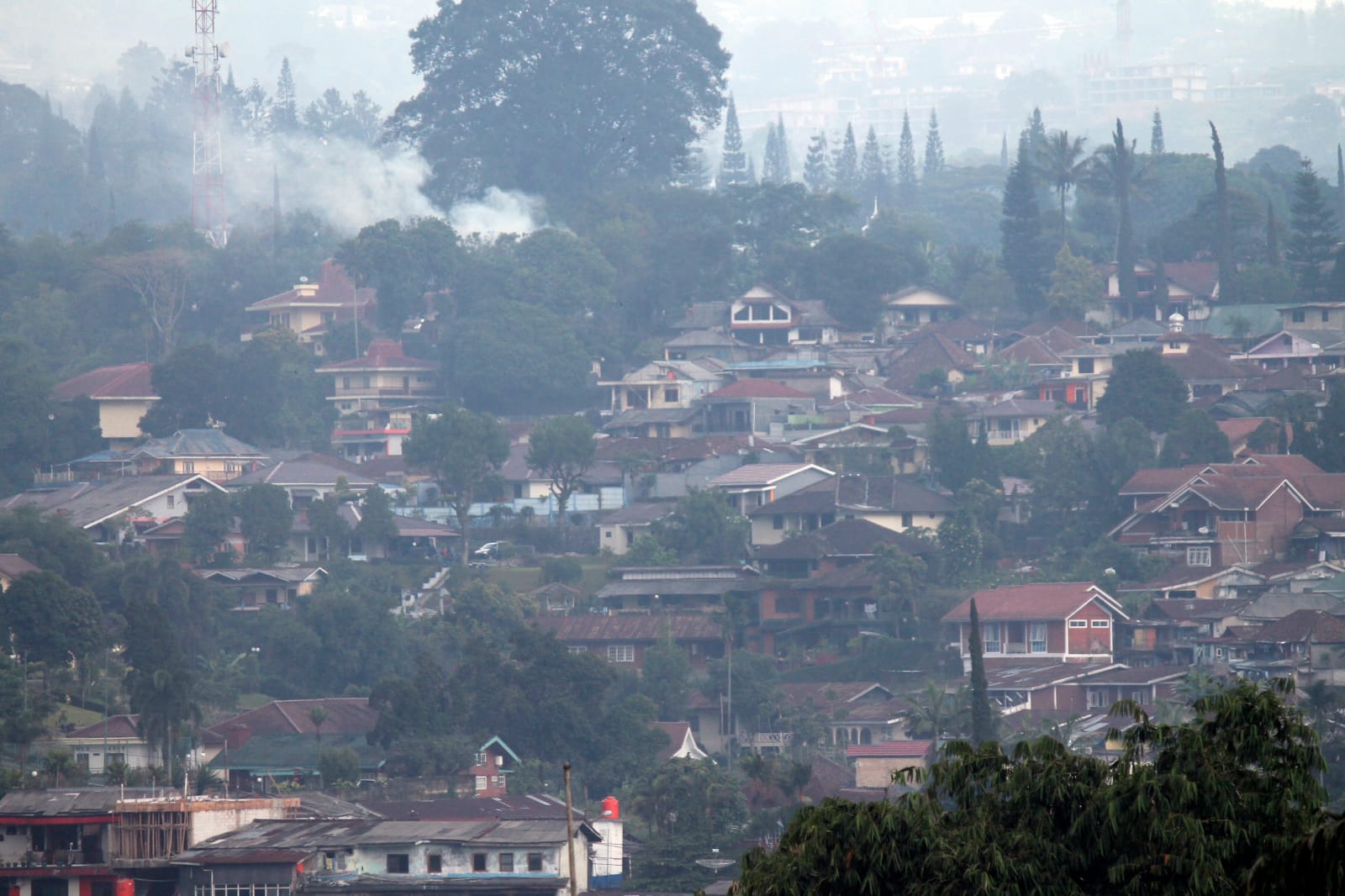 Kawasan pemukiman padat di perbukitan Cisarua, Puncak. Ratusan bidang tanah di Puncak diduga sudah dibeli turis Timur Tengah.