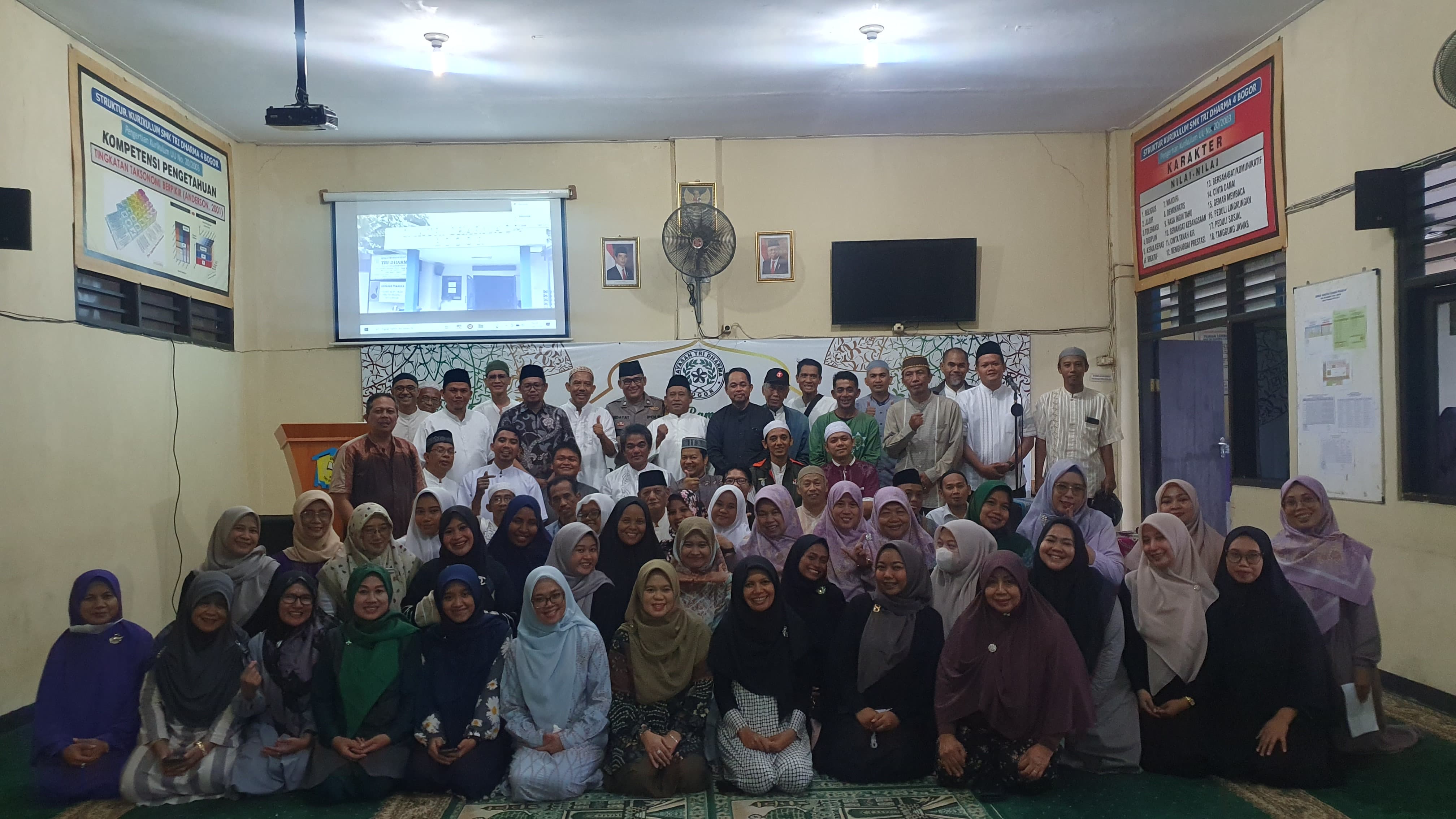 Foto bersama keluarga besar Yayasan SMK Tri Darma. Omer/Radar Bogor
