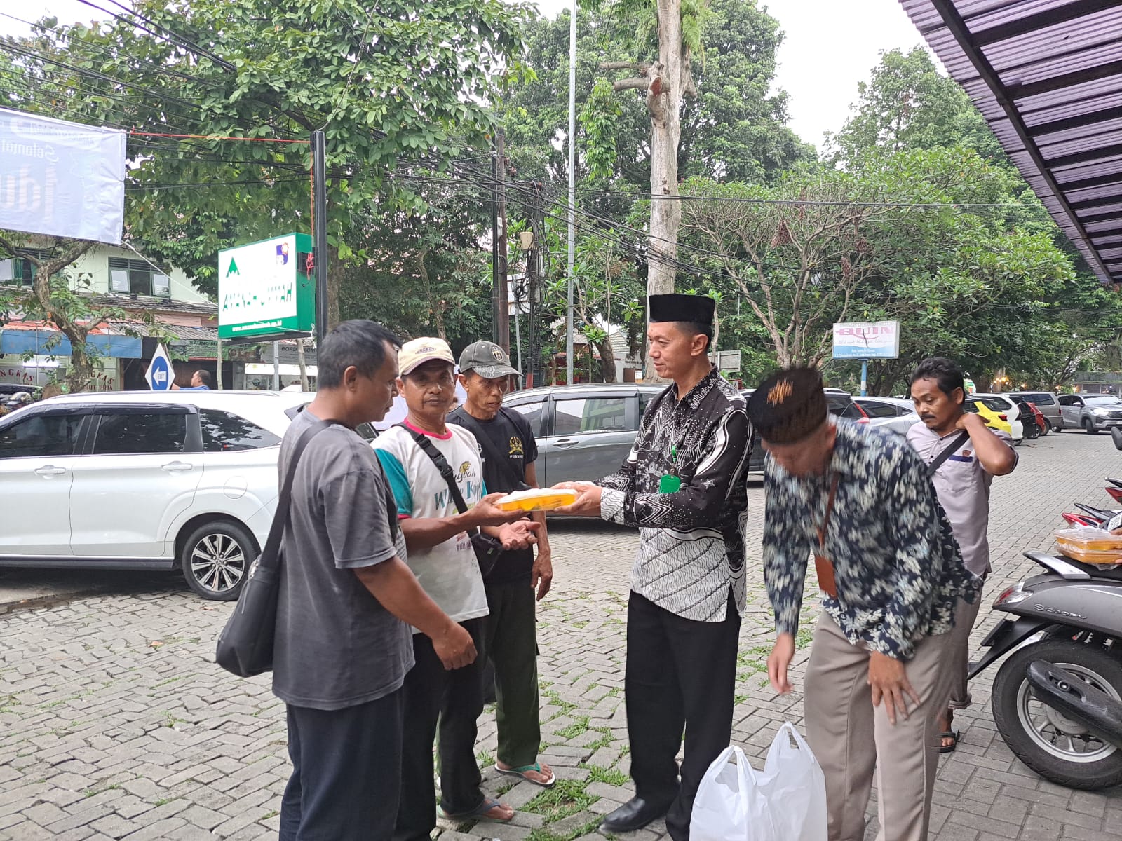 BPRS Amanah Ummah Cabang Bogor membagikan ratusan bungkus takjil dan menu buka puasa pada pengendara dan masyarakat di Kelurahan Sempur, Kecamatan Bogor Tengah, Kamis (4/4/2024). Fatur/Radar Bogor