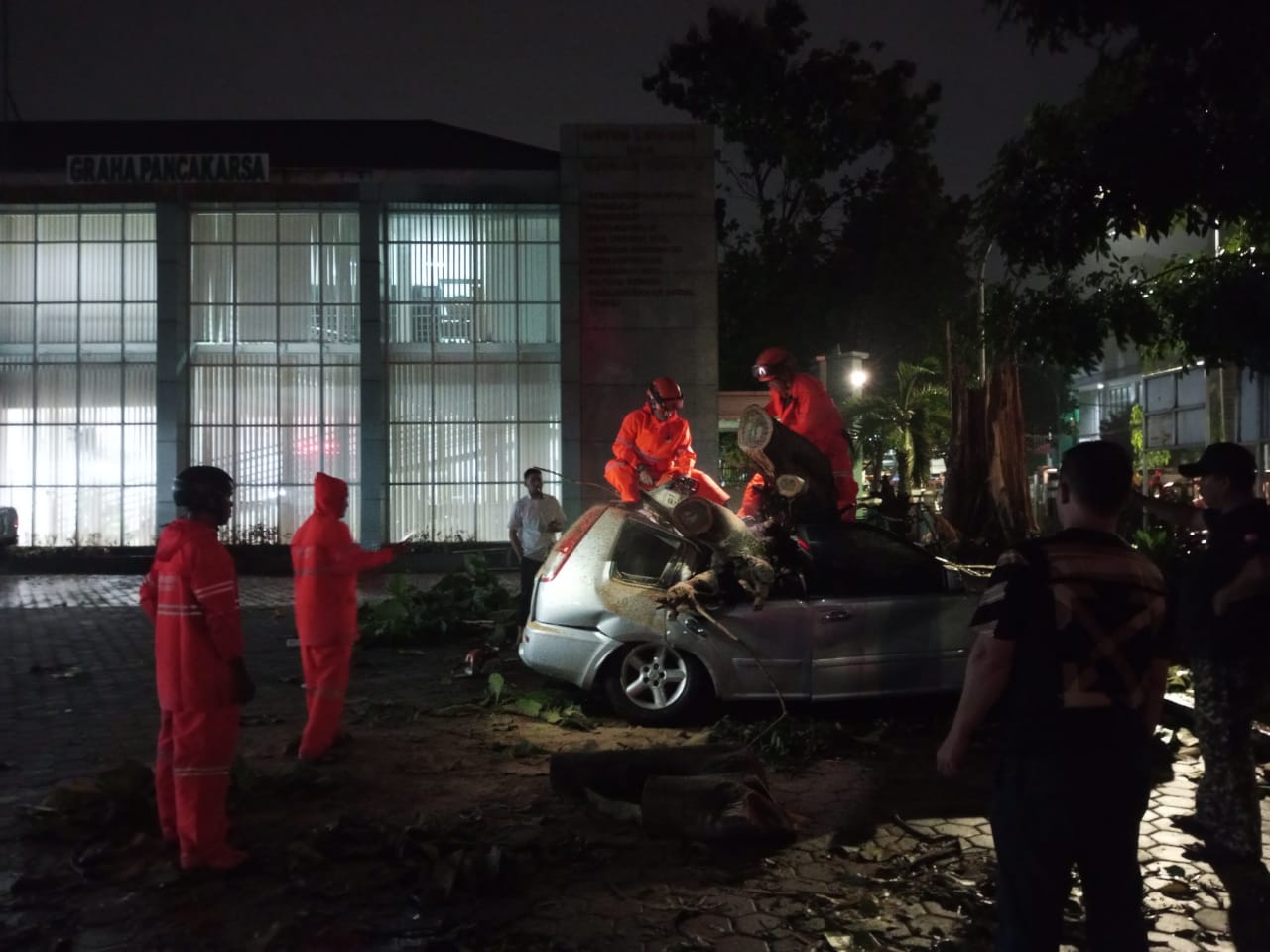 Sebuah pohon besar yang terletak di halaman Kantor Dinsos Kabupaten Bogor tumbang. Kejadian ini terjadi saat hujan deras mengguyur Wilayah Cibinong. Fikri/Radar Bogor