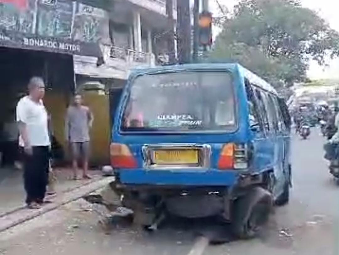 Kecelakaan lalulintas melibatkan angkot di Bogor kembali terjadi. Kali ini, kecelakaan angkot di Bogor itu terjadi di Jalan Raya Ciampea. tangkapan layaran