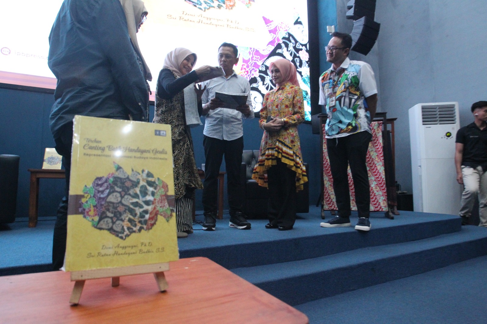 Pemilik brand batik ternama, Handayani Geulis Batik Bogor Ratna Hadanyani, dan Dewi Anggrayni secara resmi merilis buku keduanya. Sofyansyah/Radar Bogor