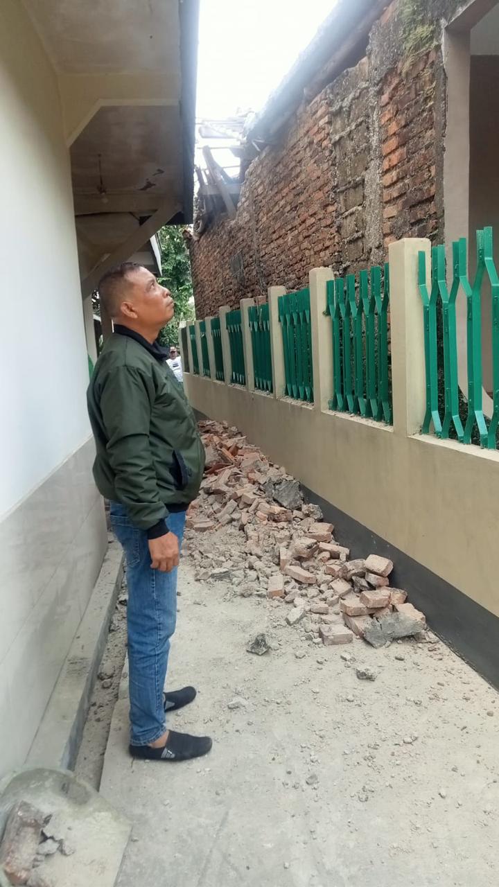 Tiga anggota keluarga di Kampung Jawa, Desa Kota Batu, Ciomas dilarikan ke rumah sakit. Hal itu setelah mereka mengalami luka serius imbas tertimpa reruntuhan rumah ambruk.