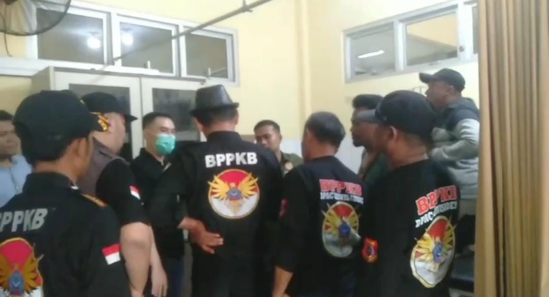 Video sekelompok organisasi masyarakat (ormas) yang diduga mengamuk di salah satu puskesmas di Bogor viral.