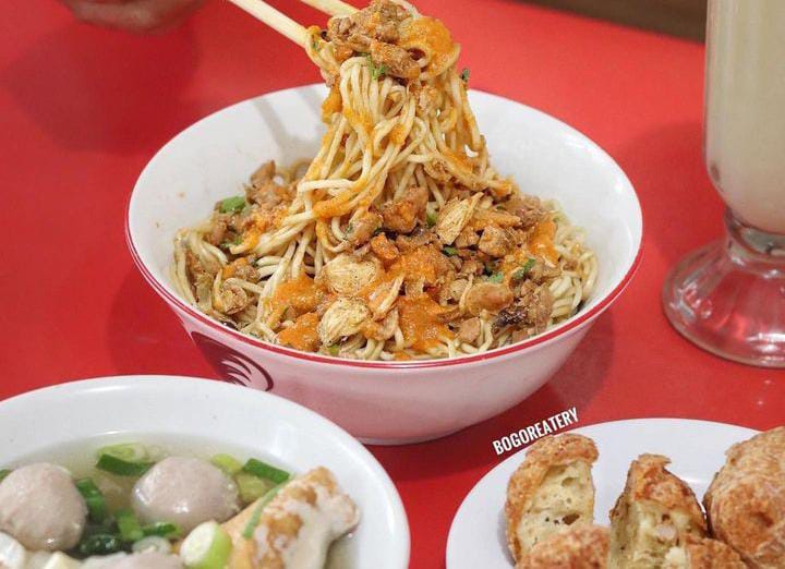 Yung Bangka Es Bogor yang berada di Jl. Jend. Sudirman No. 15A, Kelurahan Sempur, Kecamatan Bogor Tengah, Kota Bogor, Jawa Barat 16121.